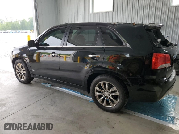 2013 Kia Sorento SX z VIN 5XYKWDA23DG369367, wystawiony jako Copart lot #57721075 z przebiegiem 133 560 mil mil oraz Szkoda całkowita • Salvage title. Historia ofert i sprzedaży dostępna na DreamBid. Obrazek 2.