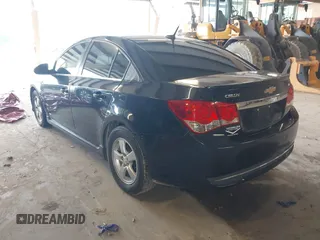 2014 Chevrolet Cruze 1LT z VIN 1G1PC5SB3E7429464, wystawiony jako IAAI lot #42395452 z przebiegiem 159 877 mil mil oraz . Historia ofert i sprzedaży dostępna na DreamBid. Obrazek 3.