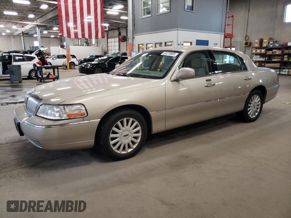 2005 Lincoln Town Car Signature z VIN 1LNHM81W55Y670818, wystawiony jako Copart lot #53279985 z przebiegiem 95 939 mil mil oraz Szkoda całkowita • Salvage title. Historia ofert i sprzedaży dostępna na DreamBid. Obrazek 1.