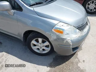 2009 Nissan Versa S z VIN 3N1BC13E79L500110, wystawiony jako IAAI lot #42128174 z przebiegiem 129 742 mil mil oraz . Historia ofert i sprzedaży dostępna na DreamBid. Obrazek 6.