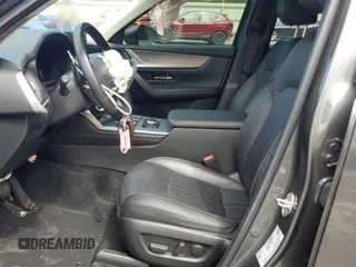 2024 Mazda CX-90 Preferred Plus z VIN JM3KKCHD5R1110410, wystawiony jako Copart lot #53745665 z przebiegiem 22 222 mil mil oraz Szkody całkowita. Historia ofert i sprzedaży dostępna na DreamBid. Obrazek 7.