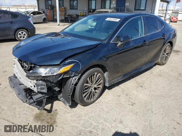 2020 Toyota Camry SE z VIN 4T1G11AK4LU960223, wystawiony jako Copart lot #52631995 z przebiegiem 45 084 mil mil oraz Szkoda całkowita • Salvage title. Historia ofert i sprzedaży dostępna na DreamBid. Obrazek 1.