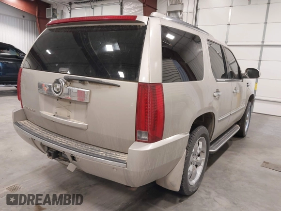 2007 Cadillac Escalade with VIN 1GYFK638X7R138864, listed as a IAAI auction lot 42088742 with 195,192 mi miles. Bid and sale history available at carsss.com. Image 4.
