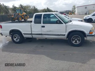 2000 Chevrolet S-10 LS with VIN 1GCCS19W7Y8289167, listed as a IAAI auction lot 41537625 with 224,481 mi miles. Bid and sale history available at carsss.com. Image 6.
