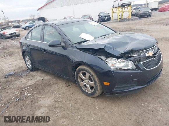 2014 Chevrolet Cruze 1LT z VIN 1G1PC5SB1E7248119, wystawiony jako IAAI lot #41653001 z przebiegiem 142 043 mil mil oraz . Historia ofert i sprzedaży dostępna na DreamBid. Obrazek 1.