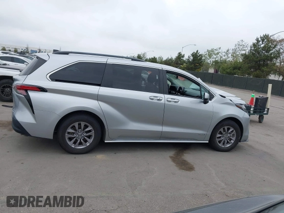 2021 Toyota Sienna XLE with VIN 5TDYRKEC6MS069690, listed as a IAAI auction lot 41841252 with 56,632 mi miles. Bid and sale history available at carsss.com. Image 13.