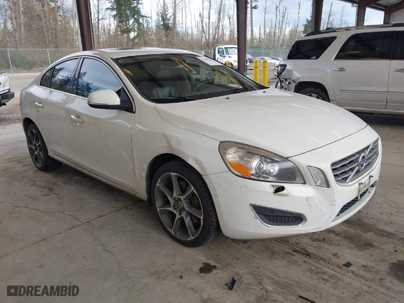 2013 Volvo S60 T6 R-Design Platinum with VIN YV1902FH2D1218127, listed as a IAAI auction lot 41901029 with 97,741 mi miles. Bid and sale history available at carsss.com. Image 1.