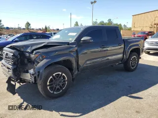 2024 Toyota Tacoma SR5 z VIN 3TMLB5JN2RM017259, wystawiony jako Copart lot #47946465 z przebiegiem 29 596 mil mil oraz Szkoda całkowita • Salvage title. Historia ofert i sprzedaży dostępna na DreamBid. Obrazek 1.