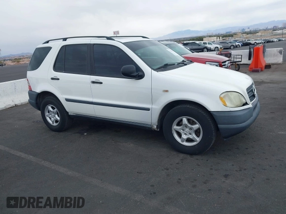 1998 Mercedes-Benz M-Class with VIN 4JGAB54E8WA033005, listed as a IAAI auction lot 41749012 with 194,731 mi miles. Bid and sale history available at carsss.com. Image 1.
