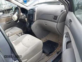 2006 Toyota Sienna CE z VIN 5TDZA23C06S547703, wystawiony jako IAAI lot #41973392 z przebiegiem 235 995 mil mil oraz . Historia ofert i sprzedaży dostępna na DreamBid. Obrazek 5.