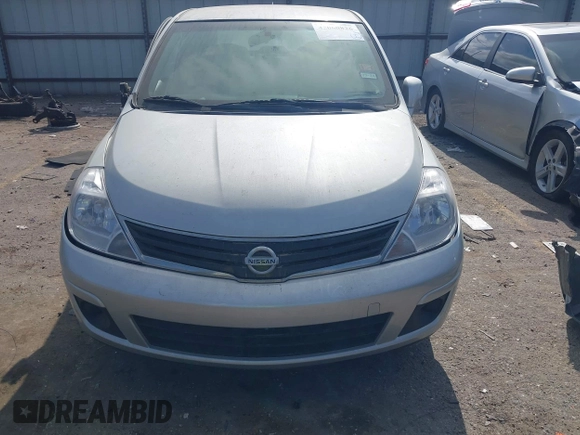 2008 Nissan Versa S z VIN 3N1BC11E68L405992, wystawiony jako IAAI lot #42060826 z przebiegiem 142 956 mil mil oraz . Historia ofert i sprzedaży dostępna na DreamBid. Obrazek 12.