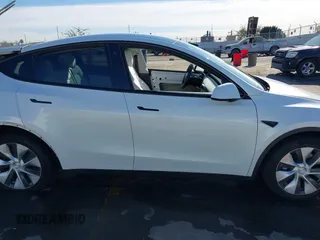 2021 Tesla Model Y Standard Range z VIN 5YJYGDED4MF162982, wystawiony jako IAAI lot #41378674 z przebiegiem 60 267 mil mil oraz . Historia ofert i sprzedaży dostępna na DreamBid. Obrazek 12.