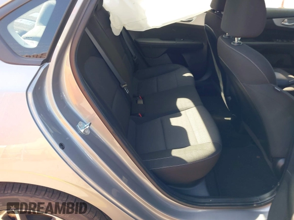 2023 Kia Forte LXS z VIN 3KPF24AD1PE621214, wystawiony jako IAAI lot #41970298 z przebiegiem 35 996 mil mil oraz . Historia ofert i sprzedaży dostępna na DreamBid. Obrazek 8.