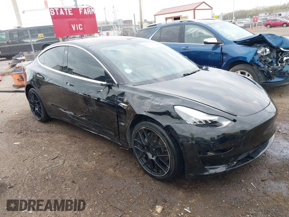 2018 Tesla Model 3 Long Range Battery z VIN 5YJ3E1EA7JF035546, wystawiony jako IAAI lot #42064239 z przebiegiem 113 210 mil mil oraz . Historia ofert i sprzedaży dostępna na DreamBid. Obrazek 1.