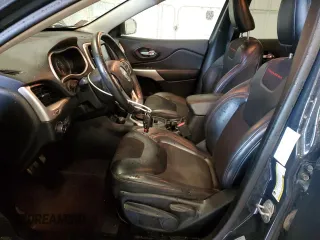 2017 Jeep Cherokee Trailhawk с VIN 1C4PJMBS0HW648724, выставлен на аукционе Copart как лот 62153095 с пробегом 96 606 миль миль и Списание • Salvage title. История ставок и продаж доступна на DreamBid. Изображение 7.