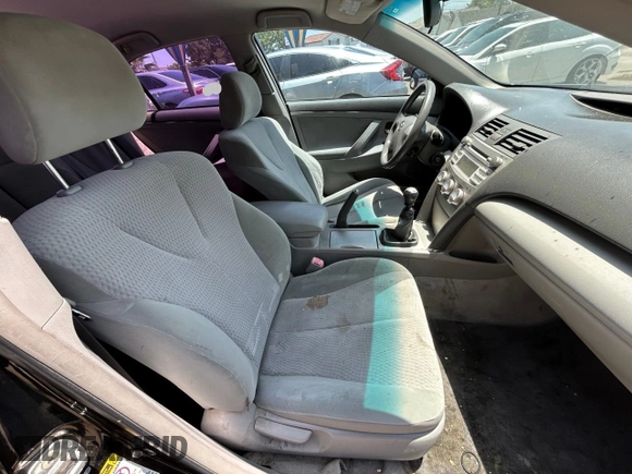2010 Toyota Camry z VIN 4T1BF3EKXAU090976, wystawiony jako Copart lot #61294575 z przebiegiem 173 408 mil mil oraz Czysty tytuł • Clean title. Historia ofert i sprzedaży dostępna na DreamBid. Obrazek 5.