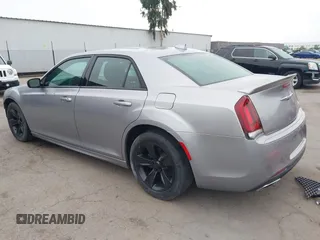 2018 Chrysler 300 S z VIN 2C3CCABG3JH266313, wystawiony jako IAAI lot #42397694 z przebiegiem 79 549 mil mil oraz . Historia ofert i sprzedaży dostępna na DreamBid. Obrazek 3.