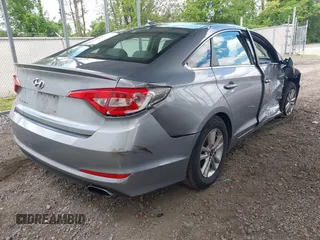 2017 Hyundai Sonata 2.4L z VIN 5NPE24AF7HH572904, wystawiony jako IAAI lot #42193616 z przebiegiem 122 229 mil mil oraz . Historia ofert i sprzedaży dostępna na DreamBid. Obrazek 4.