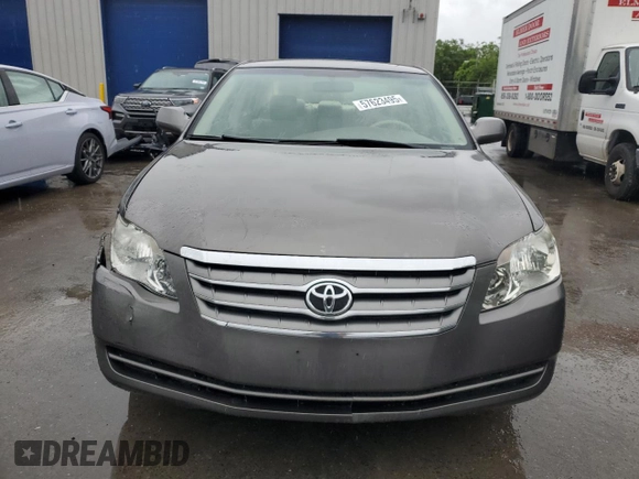 2005 Toyota Avalon XL z VIN 4T1BK36BX5U017137, wystawiony jako Copart lot #57623495 z przebiegiem 130 875 mil mil oraz Szkoda całkowita • Salvage title. Historia ofert i sprzedaży dostępna na DreamBid. Obrazek 5.