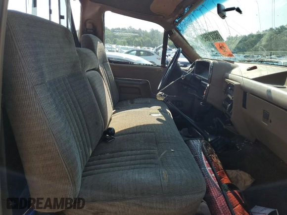 1990 Ford F-250 z VIN 2FTHF26H4LCA00395, wystawiony jako Copart lot #60321695 z przebiegiem 50 927 mil mil oraz Szkoda całkowita • Salvage title. Historia ofert i sprzedaży dostępna na DreamBid. Obrazek 10.