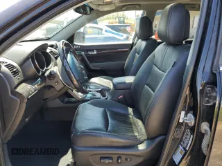 2013 Kia Sorento SX z VIN 5XYKW4A29DG382771, wystawiony jako Copart lot #55823745 z przebiegiem 279 700 mil mil oraz Szkoda całkowita • Salvage title. Historia ofert i sprzedaży dostępna na DreamBid. Obrazek 7.