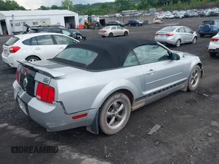 2005 Ford Mustang Deluxe z VIN 1ZVFT84N755215467, wystawiony jako IAAI lot #42452885 z przebiegiem 126 366 mil mil oraz . Historia ofert i sprzedaży dostępna na DreamBid. Obrazek 4.