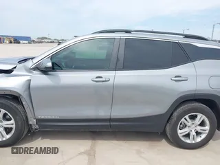 2024 GMC Terrain SLE z VIN 3GKALMEG7RL263549, wystawiony jako IAAI lot #42055302 z przebiegiem 8 023 mil mil oraz . Historia ofert i sprzedaży dostępna na DreamBid. Obrazek 15.