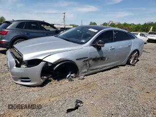 2011 Jaguar XJ z VIN SAJWA1CB7BLV16207, wystawiony jako Copart lot #56517945 z przebiegiem 125 036 mil mil oraz Szkoda całkowita • Salvage title. Historia ofert i sprzedaży dostępna na DreamBid. Obrazek 1.