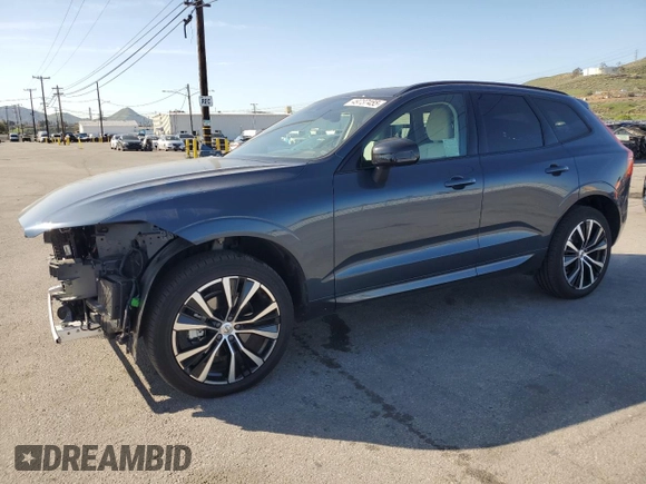 2023 Volvo XC60 Plus Dark Theme z VIN YV4L12RW5P1368043, wystawiony jako Copart lot #49737455 z przebiegiem 11 627 mil mil oraz Szkoda całkowita • Salvage title. Historia ofert i sprzedaży dostępna na DreamBid. Obrazek 1.