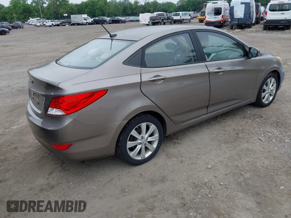 2013 Hyundai Accent GLS z VIN KMHCU4AE3DU580650, wystawiony jako IAAI lot #42479723 z przebiegiem 94 416 mil mil oraz . Historia ofert i sprzedaży dostępna na DreamBid. Obrazek 4.