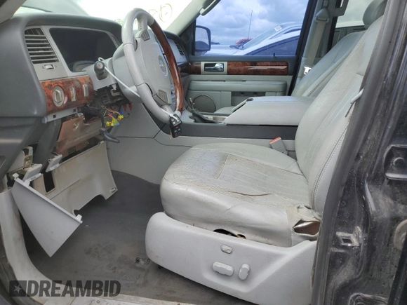 2004 Lincoln Navigator Luxury z VIN 5LMFU28R74LJ17939, wystawiony jako Copart lot #56915475 z przebiegiem 197 401 mil mil oraz Szkoda całkowita • Salvage title. Historia ofert i sprzedaży dostępna na DreamBid. Obrazek 7.