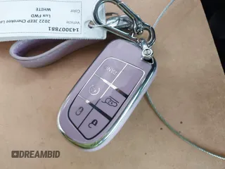 2022 Jeep Cherokee Latitude Lux z VIN 1C4PJLMXXND501689, wystawiony jako IAAI lot #42401720 z przebiegiem 34 037 mil mil oraz . Historia ofert i sprzedaży dostępna na DreamBid. Obrazek 11.