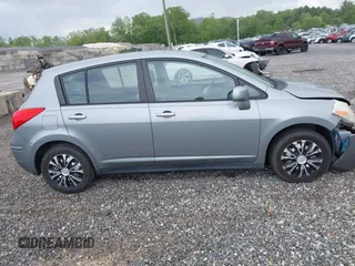 2009 Nissan Versa S z VIN 3N1BC13E19L468965, wystawiony jako IAAI lot #42174400 z przebiegiem 134 893 mil mil oraz . Historia ofert i sprzedaży dostępna na DreamBid. Obrazek 13.