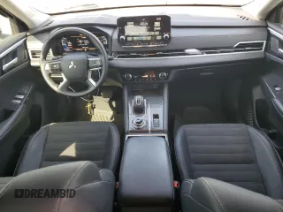 2023 Mitsubishi Outlander SE z VIN JA4J3UA83PZ061950, wystawiony jako Copart lot #54054815 z przebiegiem 31 763 mil mil oraz Szkoda całkowita • Salvage title. Historia ofert i sprzedaży dostępna na DreamBid. Obrazek 8.