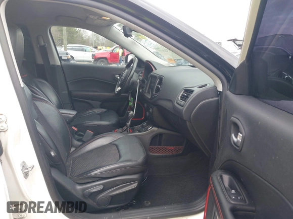 2019 Jeep Compass Trailhawk with VIN 3C4NJDDB0KT733175, listed as a IAAI auction lot 41724527 with 82,574 mi miles and . Bid and sale history available at carsss.com. Image 5.