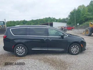 2018 Chrysler Pacifica Touring L z VIN 2C4RC1BG8JR262158, wystawiony jako IAAI lot #42182431 z przebiegiem 65 890 mil mil oraz . Historia ofert i sprzedaży dostępna na DreamBid. Obrazek 13.
