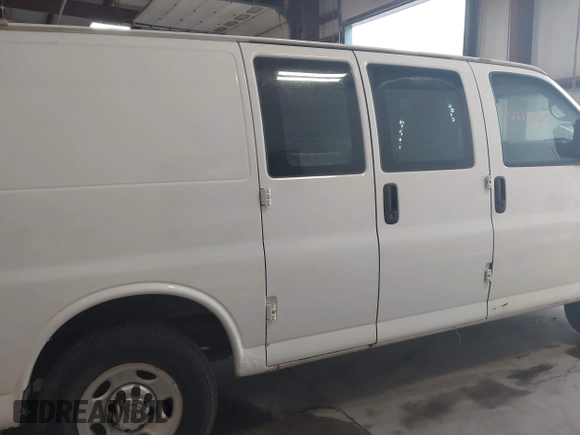 2013 Chevrolet Express Cargo z VIN 1GCWGFBA8D1101785, wystawiony jako IAAI lot #42617920 z przebiegiem 164 366 mil mil oraz . Historia ofert i sprzedaży dostępna na DreamBid. Obrazek 13.