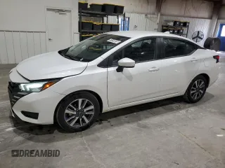 2025 Nissan Versa SV z VIN 3N1CN8EV7SL821512, wystawiony jako Copart lot #58159835 z przebiegiem 12 282 mil mil oraz Nie do naprawy • Non repairable. Historia ofert i sprzedaży dostępna na DreamBid. Obrazek 1.