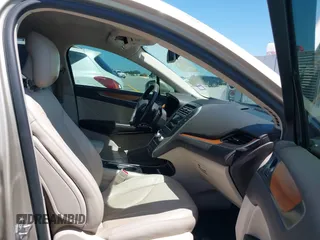 2017 Lincoln MKC Select z VIN 5LMCJ2C91HUL52596, wystawiony jako IAAI lot #42247931 z przebiegiem 81 126 mil mil oraz . Historia ofert i sprzedaży dostępna na DreamBid. Obrazek 5.