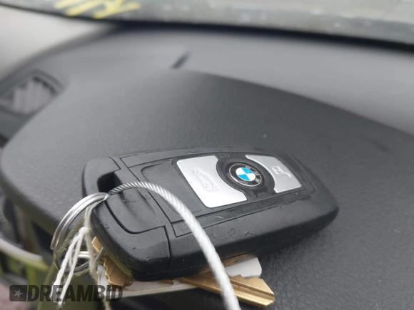 2015 BMW 3 Series 328i xDrive z VIN WBA3B3C56FF548474, wystawiony jako IAAI lot #42366206 z przebiegiem 73 042 mil mil oraz . Historia ofert i sprzedaży dostępna na DreamBid. Obrazek 11.