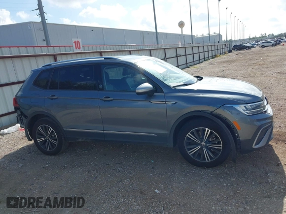 2024 Volkswagen Tiguan Wolfsburg Edition z VIN 3VV6B7AX8RM224282, wystawiony jako IAAI lot #42571544 z przebiegiem 16 516 mil mil oraz . Historia ofert i sprzedaży dostępna na DreamBid. Obrazek 14.