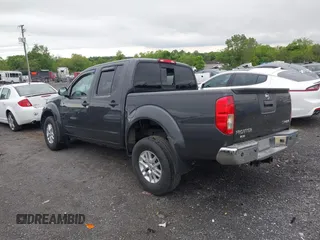 2015 Nissan Frontier SV z VIN 1N6AD0EV6FN715810, wystawiony jako IAAI lot #42199101 z przebiegiem 134 982 mil mil oraz . Historia ofert i sprzedaży dostępna na DreamBid. Obrazek 3.