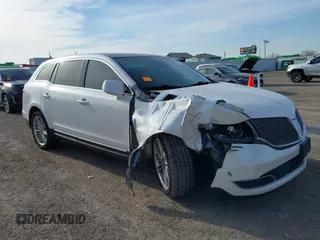 2014 Lincoln MKT EcoBoost z VIN 2LMHJ5AT2EBL57269, wystawiony jako IAAI lot #41440818 z przebiegiem 135 896 mil mil oraz . Historia ofert i sprzedaży dostępna na DreamBid. Obrazek 6.