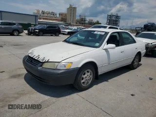 1998 Toyota Camry LE z VIN JT2BG22K9W0145537, wystawiony jako Copart lot #59018505 z przebiegiem 301 595 mil mil oraz Czysty tytuł • Clean title. Historia ofert i sprzedaży dostępna na DreamBid. Obrazek 1.