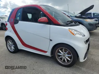 2014 Smart fortwo Passion z VIN WMEEJ9AA6EK782087, wystawiony jako Copart lot #73883554 z przebiegiem Nie podano mil oraz Nie do naprawy • Non repairable. Historia ofert i sprzedaży dostępna na DreamBid. Obrazek 4.