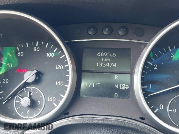 2009 Mercedes-Benz GL-Class 5.5L with VIN 4JGBF86E29A530952, listed as a IAAI auction lot 42112828 with 135,474 mi miles. Bid and sale history available at carsss.com. Image 7.