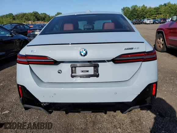 2024 BMW i5 eDrive40 z VIN WBY33FK02RCR43716, wystawiony jako Copart lot #68262434 z przebiegiem Nie podano mil oraz Szkoda całkowita • Salvage title. Historia ofert i sprzedaży dostępna na DreamBid. Obrazek 6.