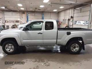 2005 Toyota Tacoma PreRunner z VIN 5TETU62N15Z064813, wystawiony jako IAAI lot #41353526 z przebiegiem 172 318 mil mil oraz . Historia ofert i sprzedaży dostępna na DreamBid. Obrazek 14.