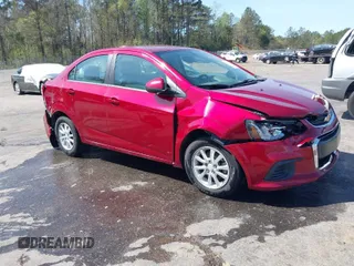 2018 Chevrolet Sonic LT z VIN 1G1JD5SH0J4110090, wystawiony jako IAAI lot #41845033 z przebiegiem 200 079 mil mil oraz . Historia ofert i sprzedaży dostępna na DreamBid. Obrazek 1.
