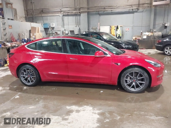 2020 Tesla Model 3 Standard Range Plus z VIN 5YJ3E1EA2LF705670, wystawiony jako IAAI lot #41572352 z przebiegiem 99 980 mil mil oraz . Historia ofert i sprzedaży dostępna na DreamBid. Obrazek 13.
